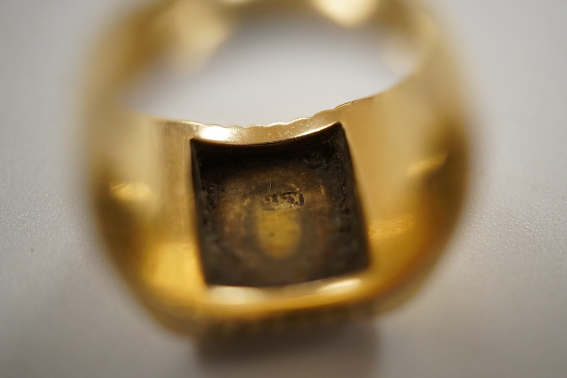 A continental 18k signet ring, with fluted shoulders and engraved with a family crest, size I, 9.1 grams.